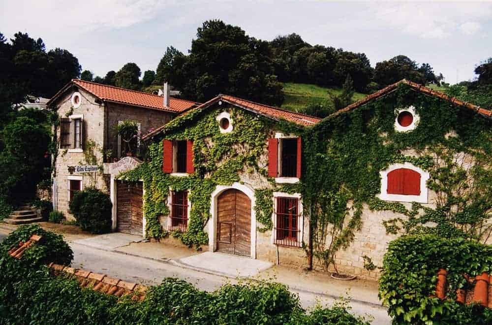 Domaine Orenga de Gaffory à Patrimonio, vignes et cave entourées de maquis corse