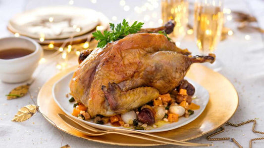 Pintade rôtie aux marrons et potiron sur une table de Noël