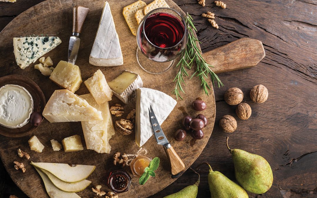 vin rouge et plateau de fromages