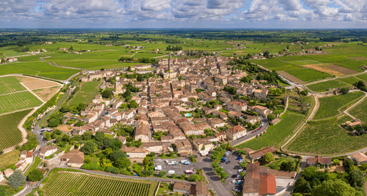 Vignobles de Saint-Emilion avec le village medieval classe UNESCO en arriere-plan