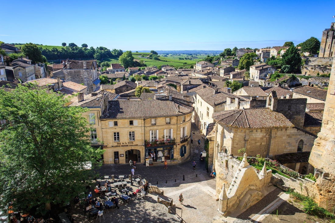 Village de Saint-Émilion entouré de vignes sur la rive droite de Bordeaux